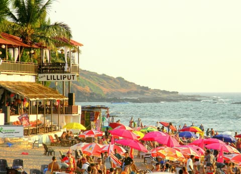 Nearby landmark, Restaurant/places to eat, People, Natural landscape, Nightclub / DJ, Beach