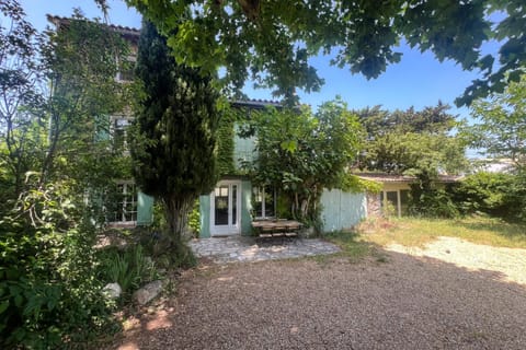 Stone house in Isle-sur-la-Sorgue House in L'Isle-sur-la-Sorgue