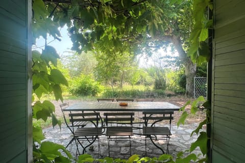 Stone house in Isle-sur-la-Sorgue House in L'Isle-sur-la-Sorgue