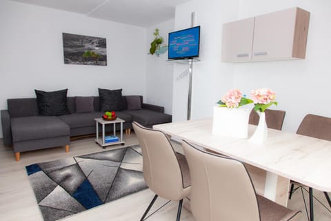 TV and multimedia, Living room, Seating area, Dining area