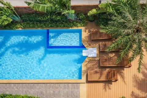 Swimming pool, sunbed