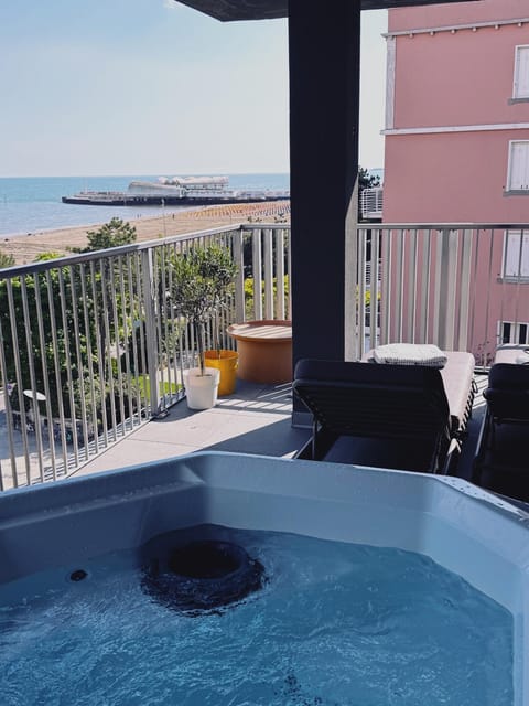 Natural landscape, Hot Tub, View (from property/room), Balcony/Terrace