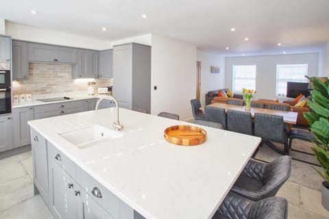 Facade/entrance, Bird's eye view, Kitchen or kitchenette, Floor plan, Dining area, Street view