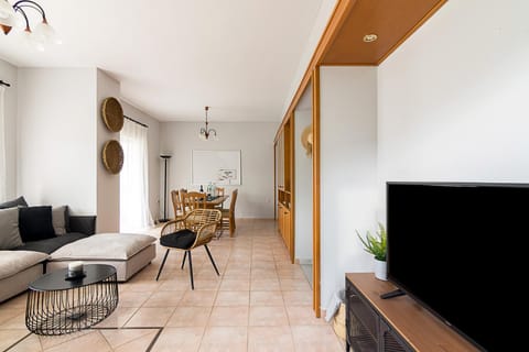 TV and multimedia, Living room, Seating area, Dining area