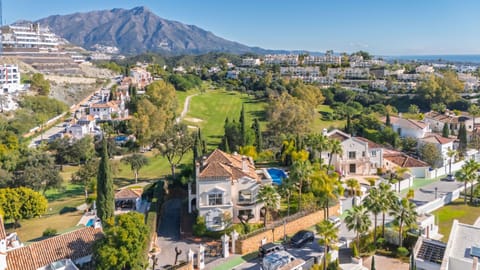 Villa La Quinta 5 Bedroom Villa with Heated Pool by Finest Rentals Villa in Marbella