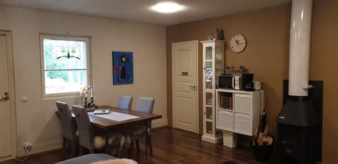 Coffee/tea facilities, Dining area, Bedroom, furniture, minibar, toaster