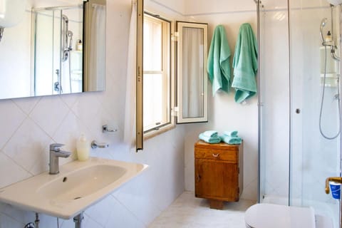 Shower, Bathroom, towels