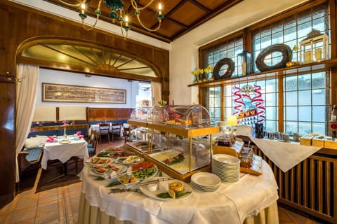 Restaurant/places to eat, Breakfast, Buffet breakfast