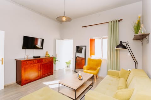 TV and multimedia, Living room, Seating area, Evening entertainment