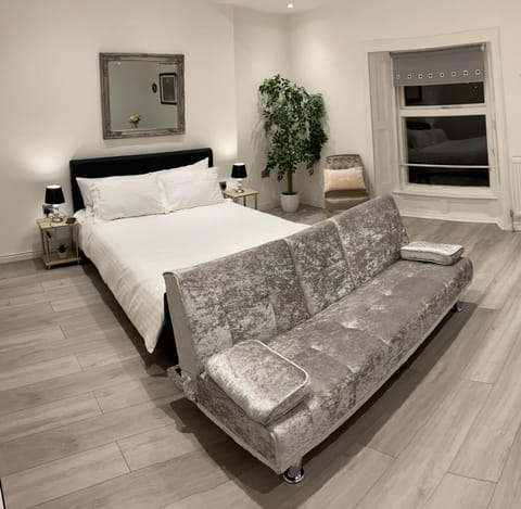 TV and multimedia, Seating area, Bedroom