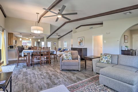 Luxurious Oasis with Hot Tub, Near Golf and Coachella! House in La Quinta