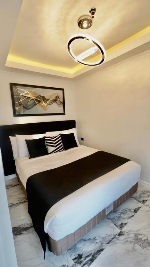 Bed, Photo of the whole room, Decorative detail, Bedroom