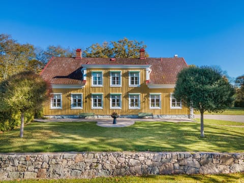 Property building, Day, Summer