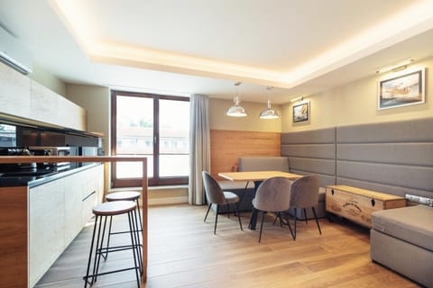 Kitchen or kitchenette, Living room, Seating area, Dining area