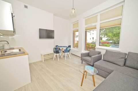 Kitchen or kitchenette, Living room, Seating area, Dining area