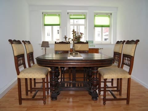Seating area, Dining area