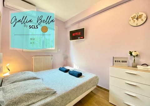 Bed, Living room