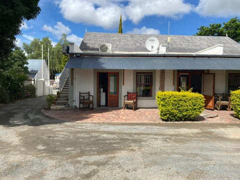 Leo Guest House Bed and Breakfast in Western Cape