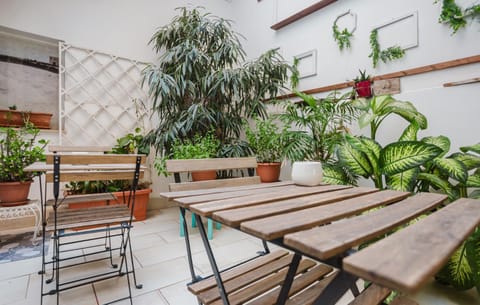 Patio, Garden, Living room, Seating area, Dining area