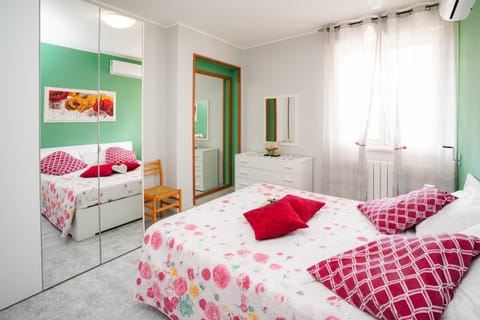 Bed, Summer, Photo of the whole room, Bedroom, City view, Sea view, Seasons, heating, wardrobe, air conditioner
