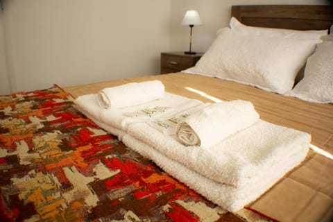 Bed, Bedroom, towels