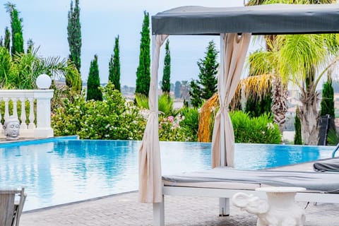 Garden view, Pool view, Swimming pool, sunbed