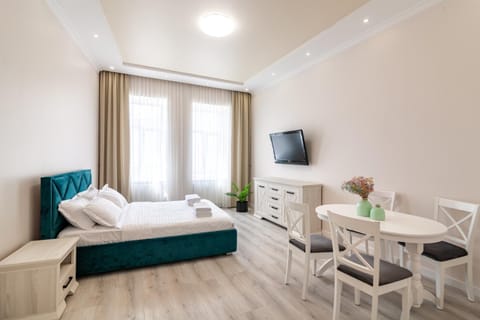 TV and multimedia, Living room, Photo of the whole room, Seating area, Bedroom