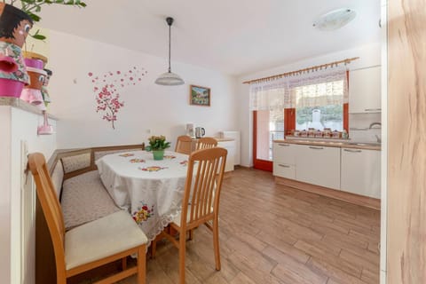 Seating area, Dining area, kitchen