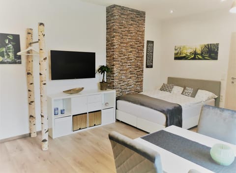 Bed, TV and multimedia, Living room, Photo of the whole room, Seating area
