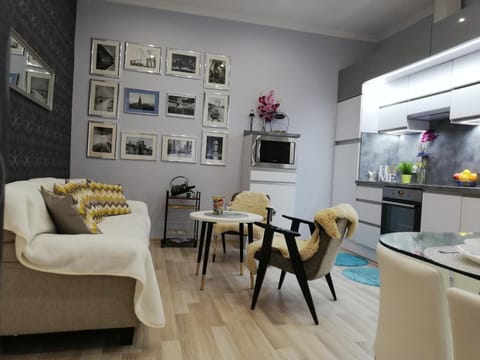 Library, On-site shops, Lounge or bar, Seating area, Dining area, Facility for disabled guests