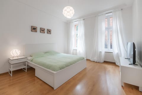 Bed, TV and multimedia, Photo of the whole room, Bedroom