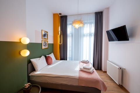 Bed, TV and multimedia, Decorative detail