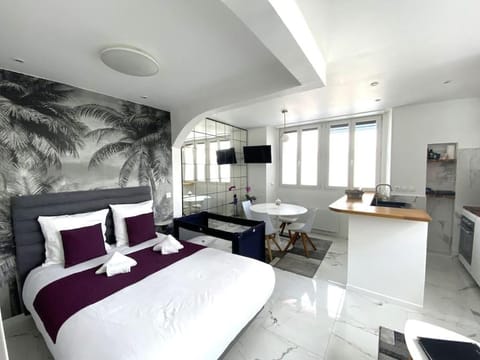 Bed, TV and multimedia, Kitchen or kitchenette, Living room, Photo of the whole room, Seating area, Bedroom