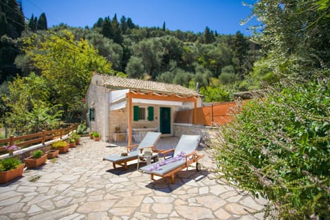 Property building, Patio, Natural landscape, Garden, Garden view, sunbed