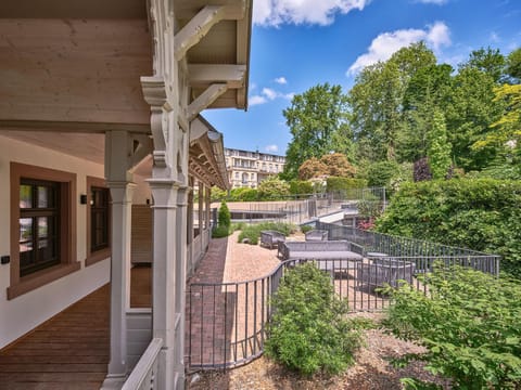 Property building, Spring, Balcony/Terrace