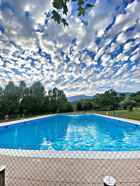 Restaurant/places to eat, Day, Swimming pool