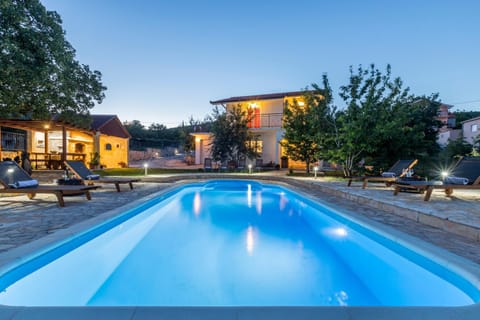 Property building, Day, Pool view, Swimming pool, sunbed