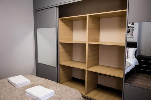 4 Bedroom House- Close to City Centre-Free Parking- Sleeps 8 House in Stoke-on-Trent