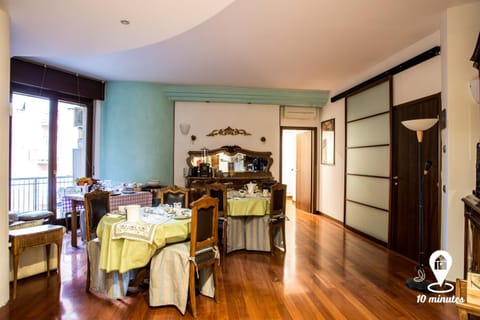 Living room, Seating area, Breakfast