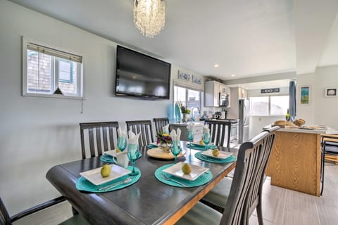 Coastal Retreat Deck, Ocean Views and Walk to Beach House in Pacific Beach