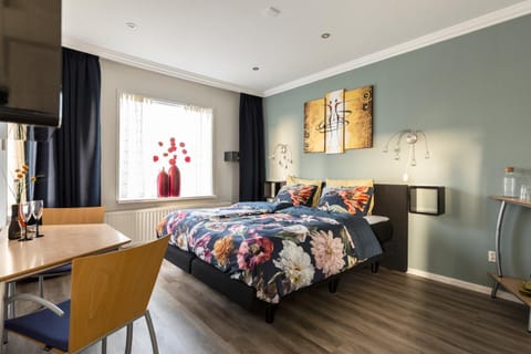 Bed, Day, Photo of the whole room, Seating area, Bedroom, safe