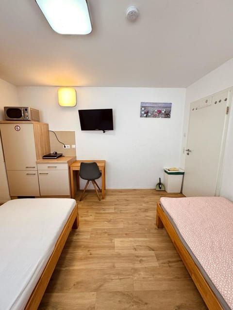 TV and multimedia, Kitchen or kitchenette, Photo of the whole room, Bedroom