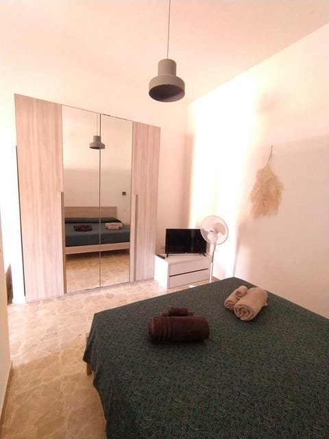 Bed, Bedroom, towels