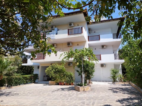 Property building, Patio, Facade/entrance, Garden