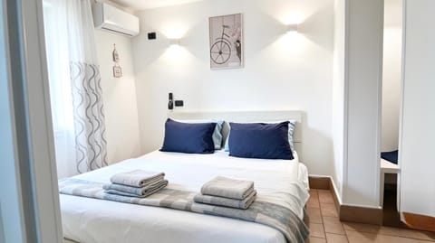Bed, Photo of the whole room, Bedroom, towels, air conditioner