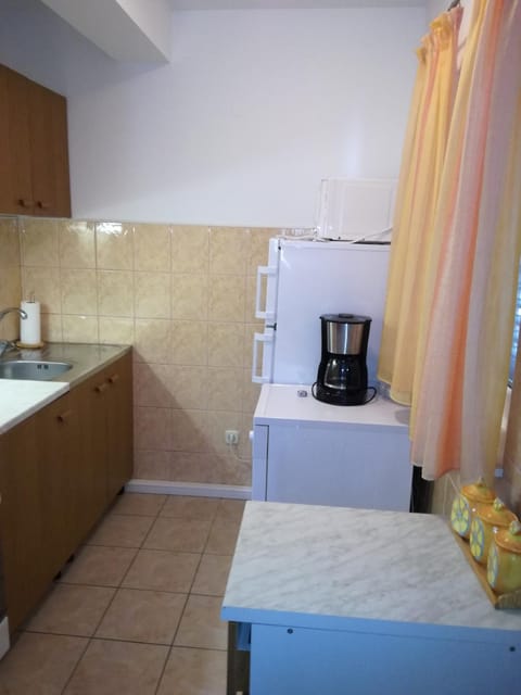 Coffee/tea facilities, Kitchen or kitchenette, stove, toaster