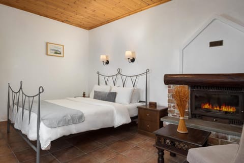 Bed, Bedroom, fireplace