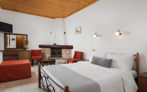 Bed, TV and multimedia, Photo of the whole room, Seating area, Bedroom, fireplace