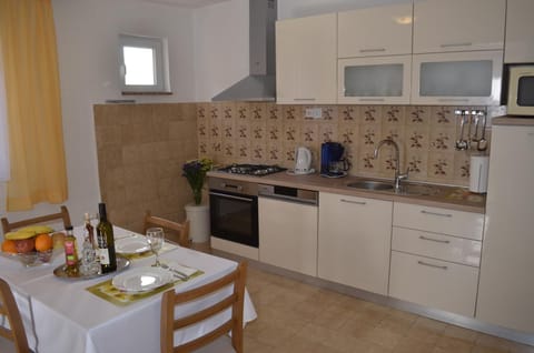 Kitchen or kitchenette, Dining area, Drinks