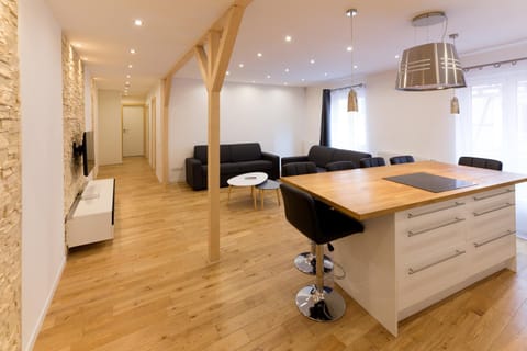 Spring, Day, TV and multimedia, Kitchen or kitchenette, Living room, Seating area, Dining area